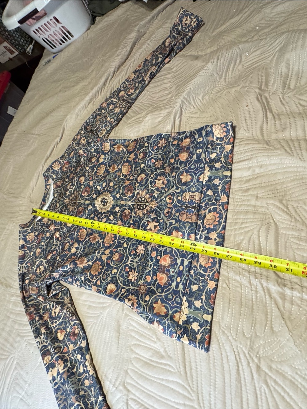 Women's Long-Sleeve Floral Crew Neck Top in Navy and Tan Sz M